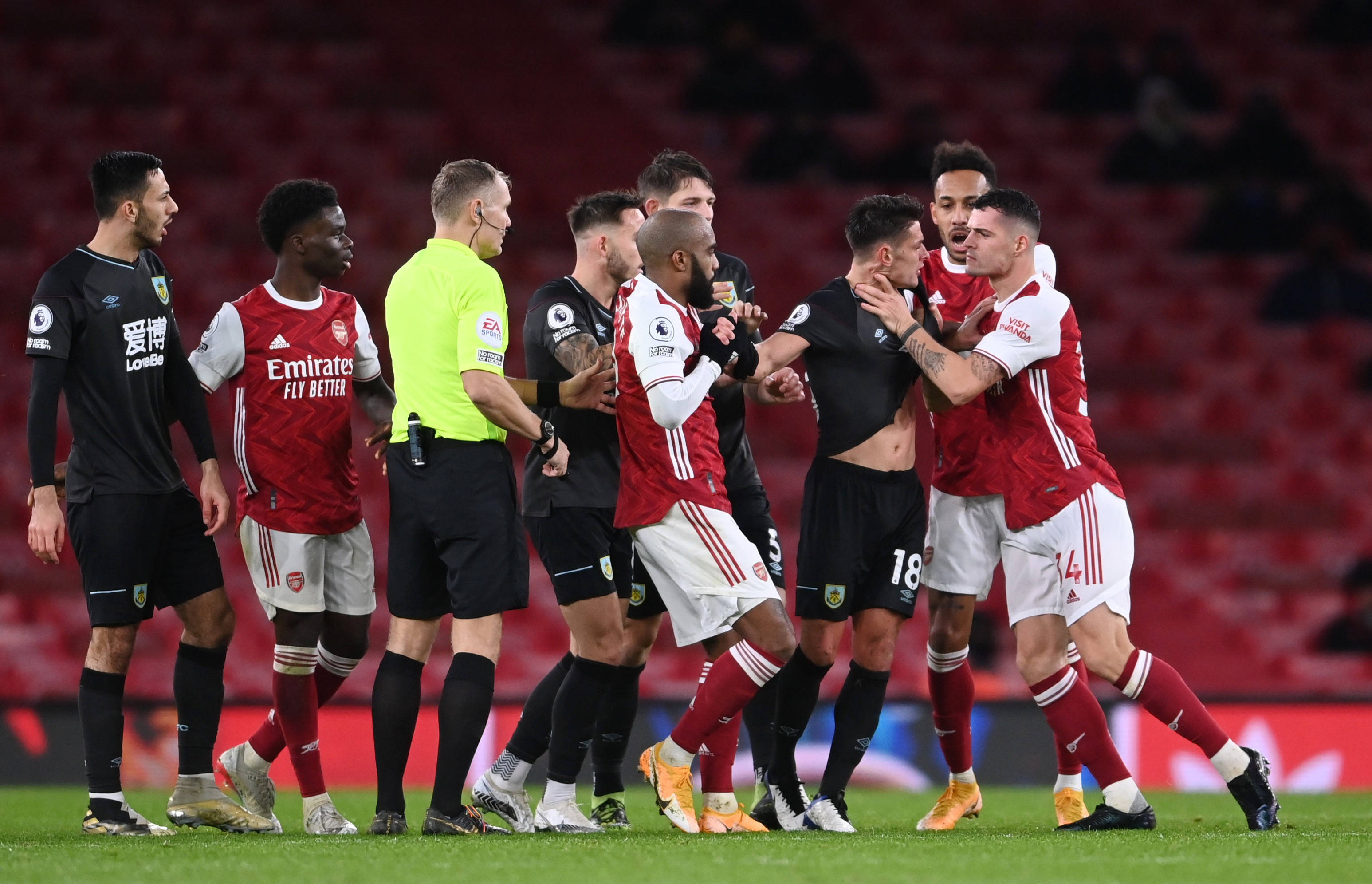 意甲-劳塔罗头球制胜 国米1-0热那亚先赛登顶积分榜_巴雷拉_禁区_塔雷米.